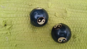 כדורים סיניים על שטיח ירוק