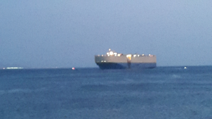 אונייה גדולה בלב ים כחול
