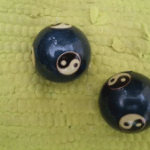 כדורים סיניים על שטיח ירוק