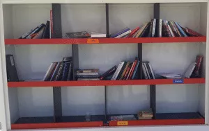 ספרייה פתוחה עם ספרים