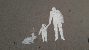 גרפיטי של איש ילד וארנב