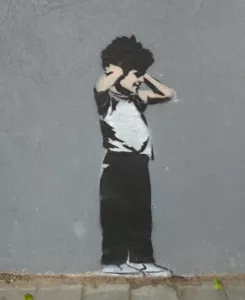 ילד מכסה את אוזניו