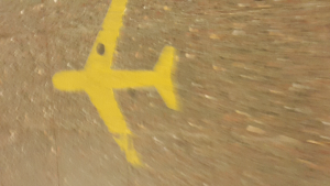 מטוס צהוב על מדרכה חומה