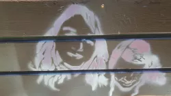 גרפיטי על ספסל של שתי ילדות