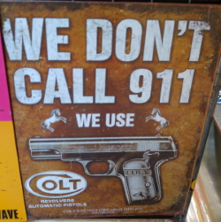 פרסומת לחנות אקדחים בארצות הברית