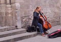 אישה מנגנת בפתח כנסייה