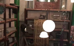 חדר עם חפצים ישנים