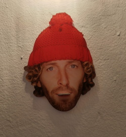 פנים של אדם על קיר