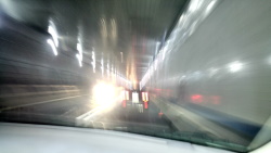 רכבים במנהרה